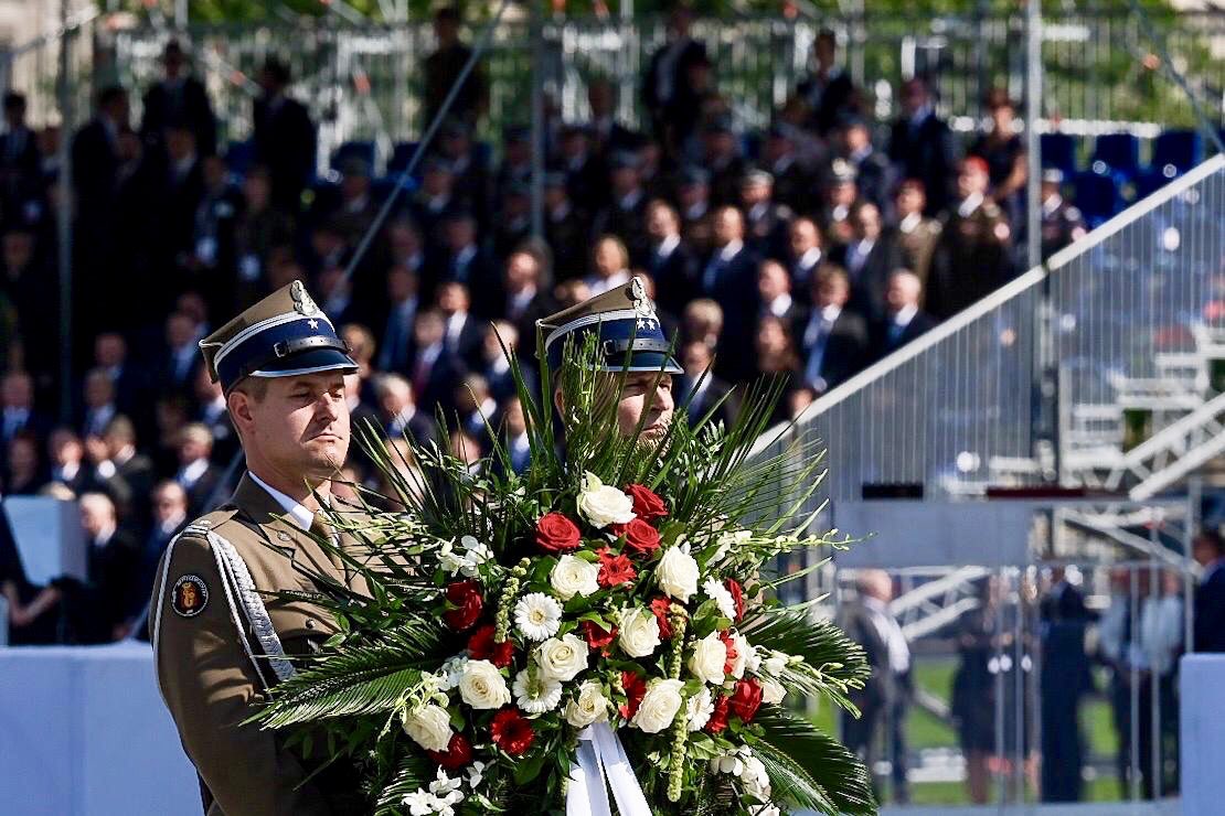 波兰纪念二战爆发80周年仪仗队接受检阅
