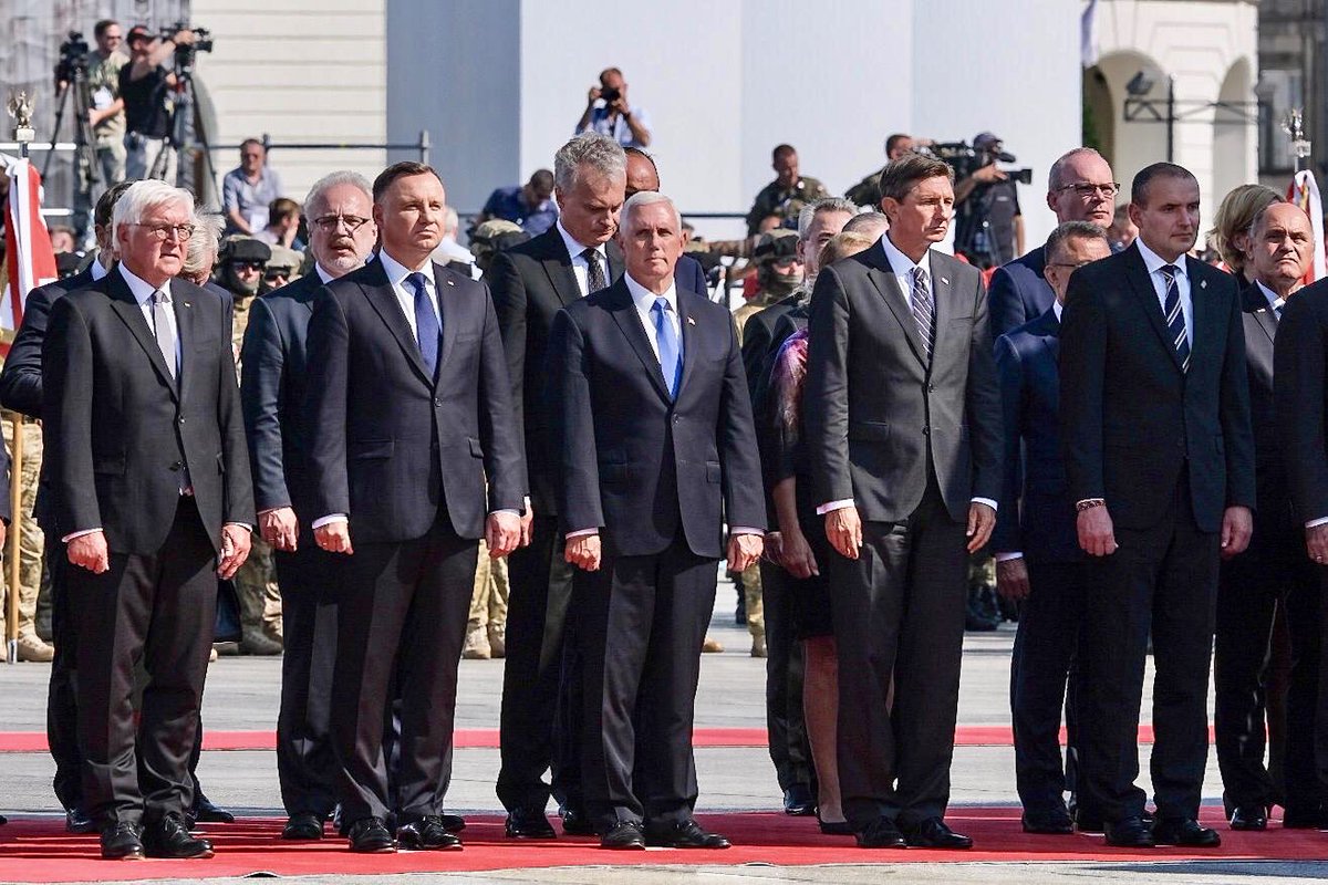 波兰纪念二战爆发80周年仪仗队接受检阅