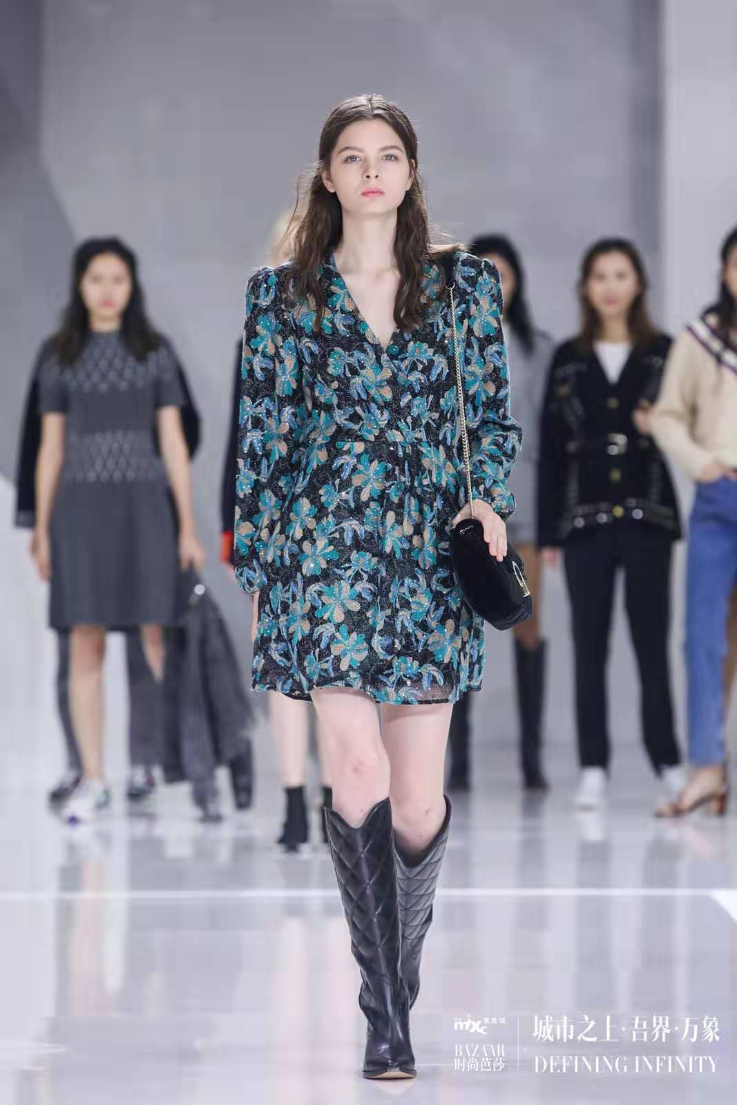 Sandro：创意演绎古典巴黎造型，为都市淑女造型再填新意。