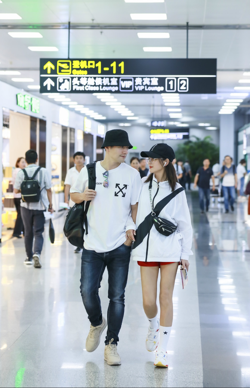 严屹宽杜若溪甜蜜现身机场情侣装吸睛甜蜜如热恋情侣