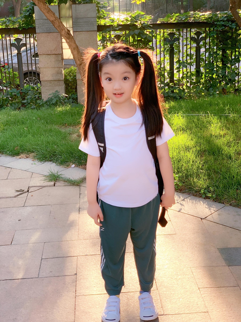 照片中阿拉蕾穿着运动服背着书包,扎着两个长辫子,妥妥一副小学生模样