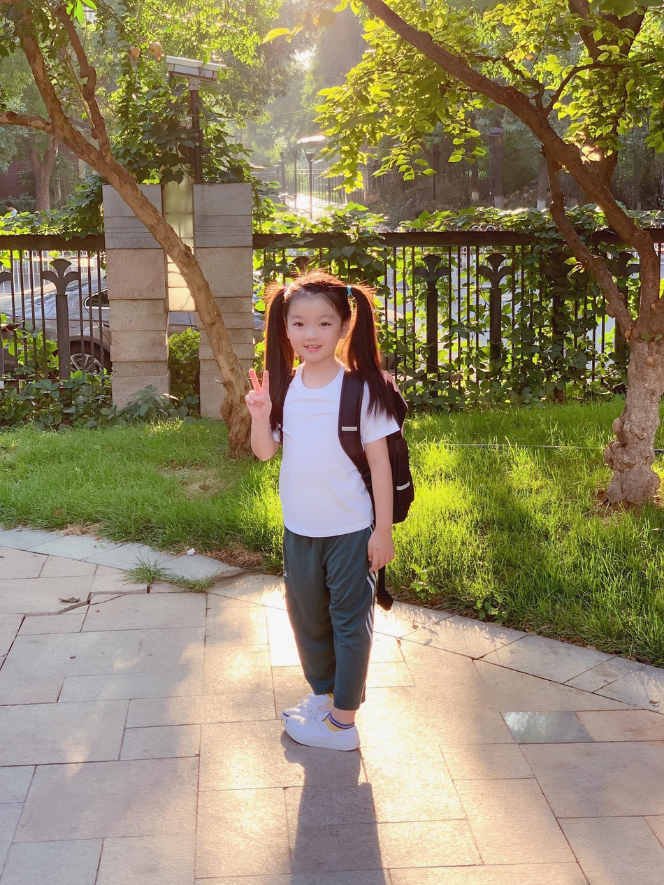 阿拉蕾扎双马尾背书包迎开学第一天对镜瞪眼可爱十足