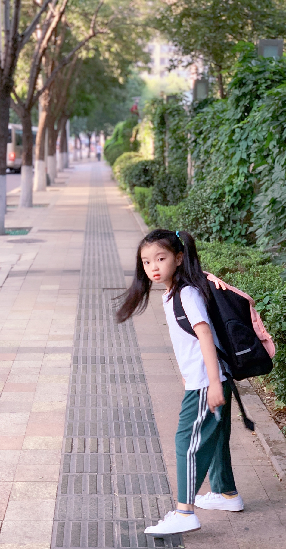 阿拉蕾扎双马尾背书包迎开学第一天对镜瞪眼可爱十足