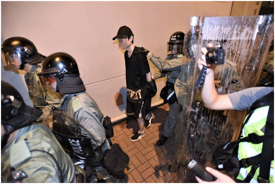 警方在旺角警署外拘捕多人。图源：《星岛日报》