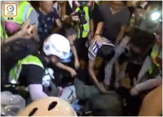 示威者袭击倒地警员。图源：“东网”