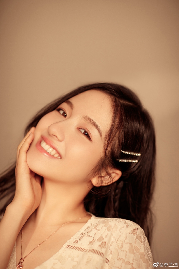李兰迪长发披肩笑靥如花穿白色蕾丝裙青春洋溢