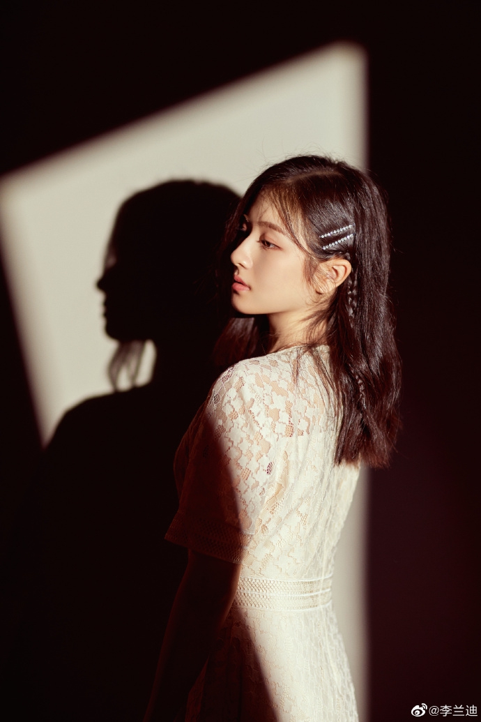 李兰迪长发披肩笑靥如花穿白色蕾丝裙青春洋溢