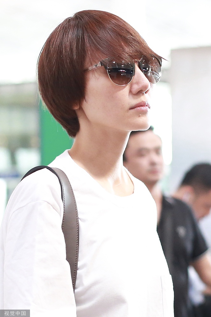 袁泉素颜亮相清爽靓丽 墨镜遮面气场十足似"唐晶"回归