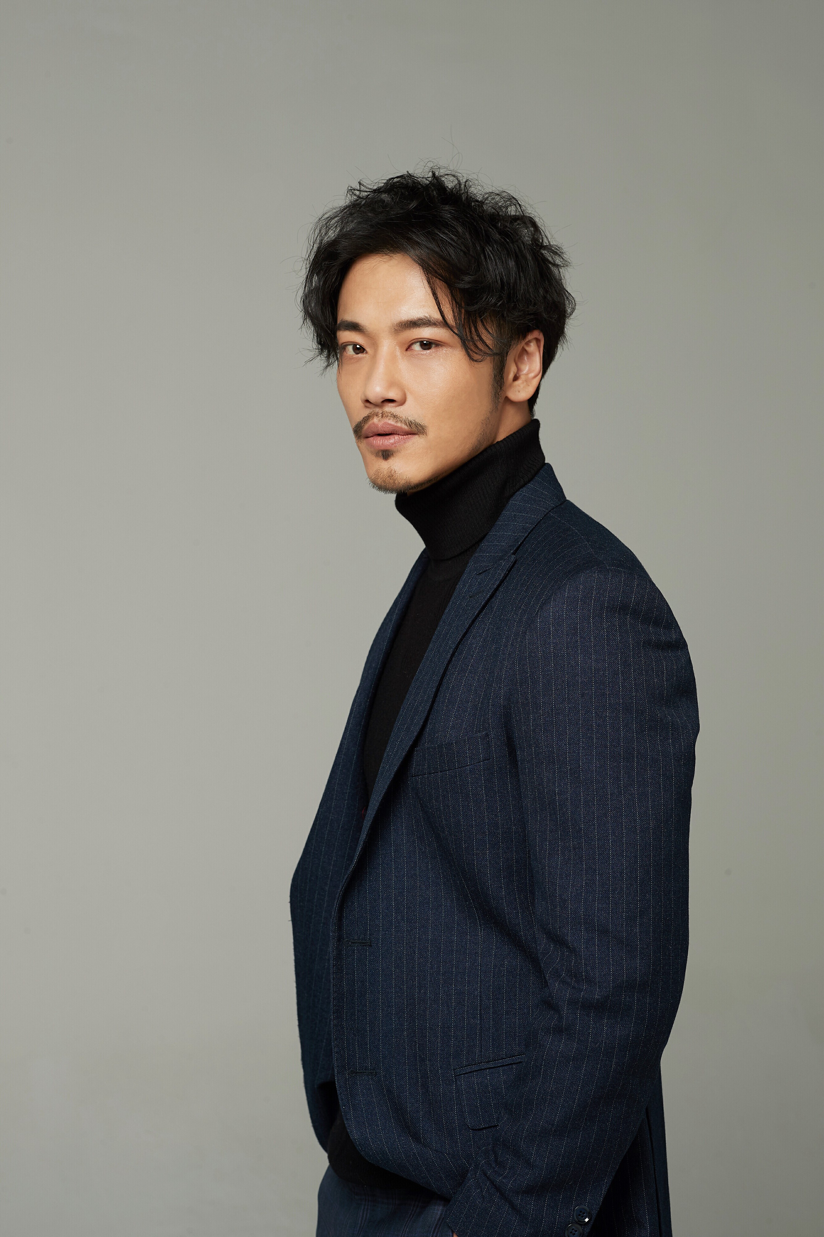 薛皓文深蓝西装沉稳雅致目光深邃彰显绅士气质