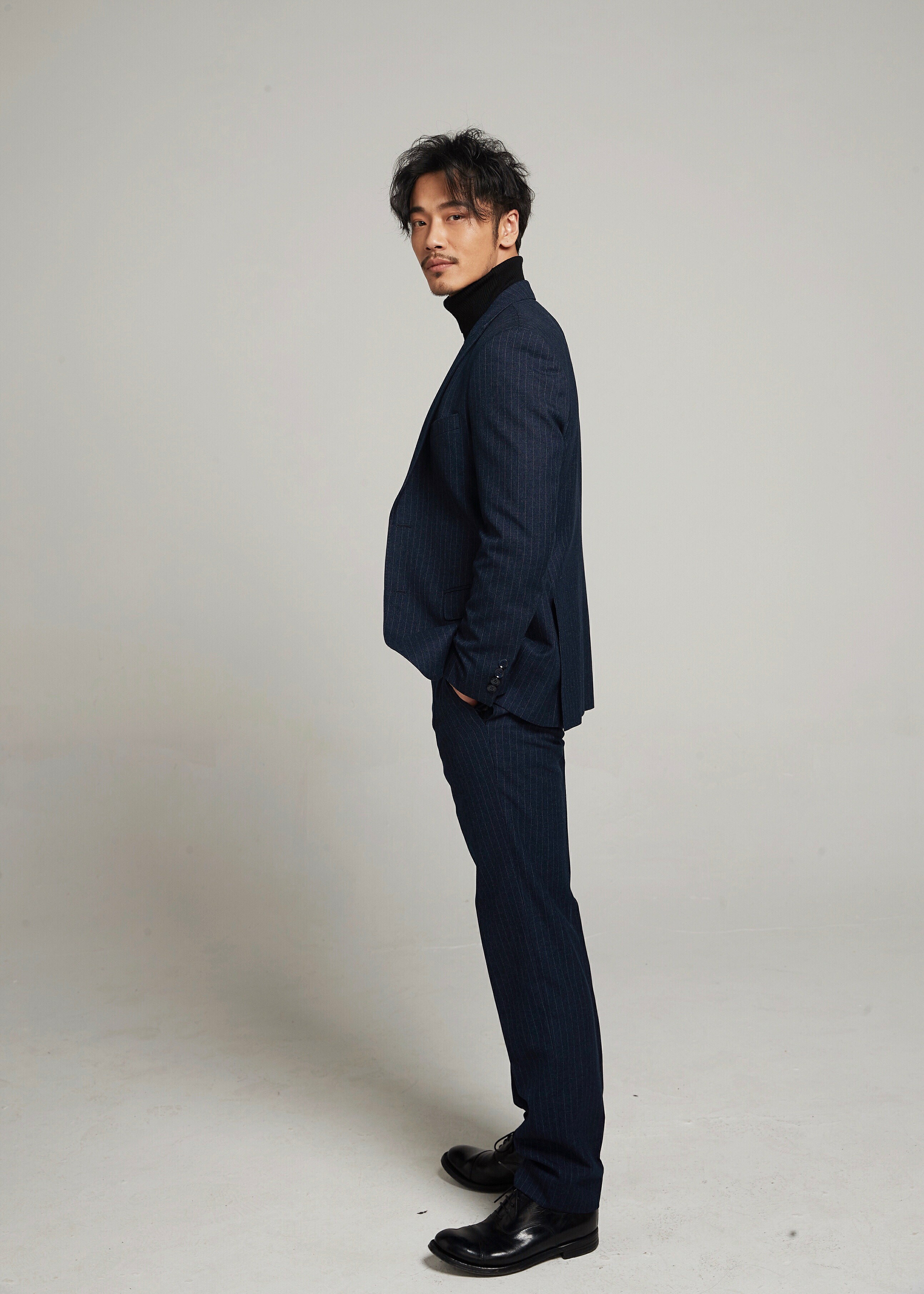 薛皓文深蓝西装沉稳雅致目光深邃彰显绅士气质