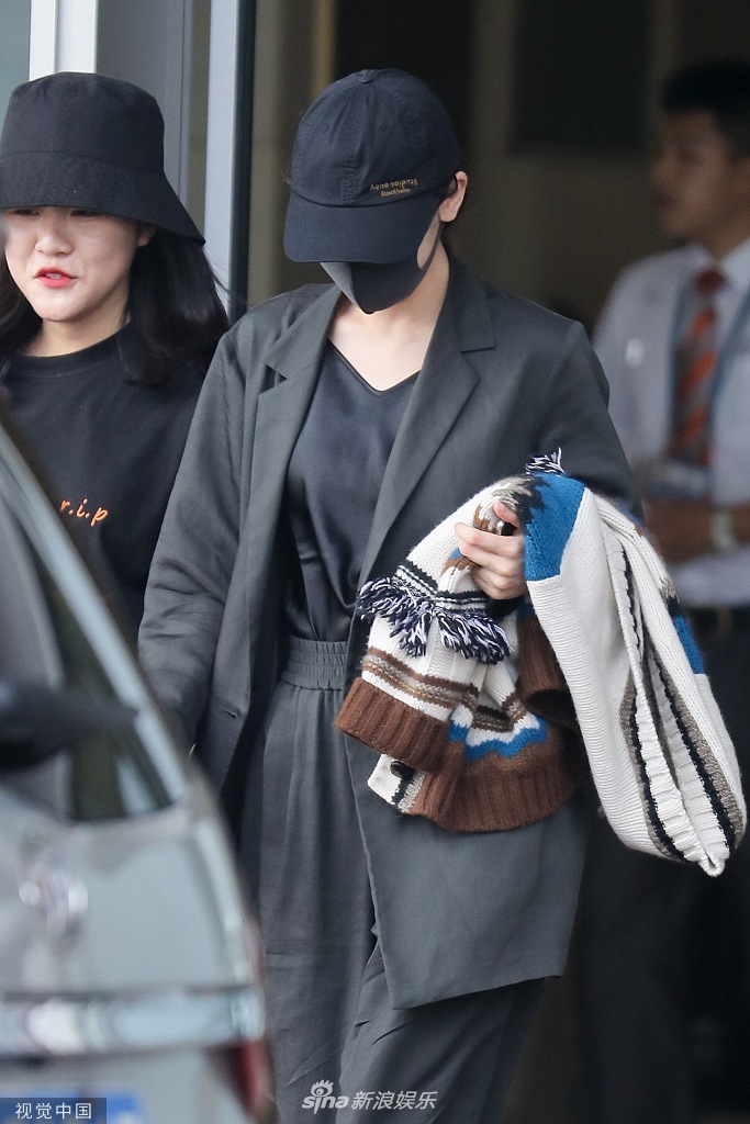 迪丽热巴戴鸭舌帽口罩包裹严实 穿黑西装变酷女孩超帅气