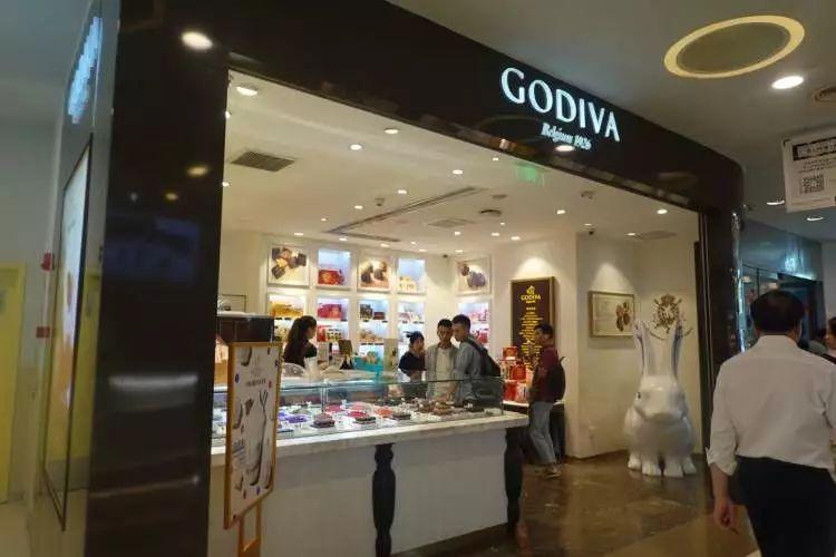 据店员介绍，上海所有GODIVA门店都销售大白兔冰莹，同时也接受外卖。缺点是两杯起点，加起来是100元。