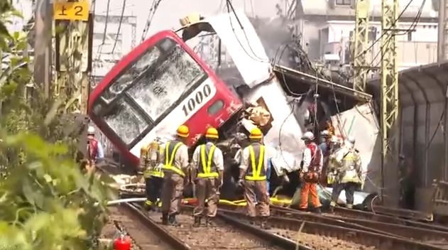 日本神奈川电车与货车相撞30人受伤