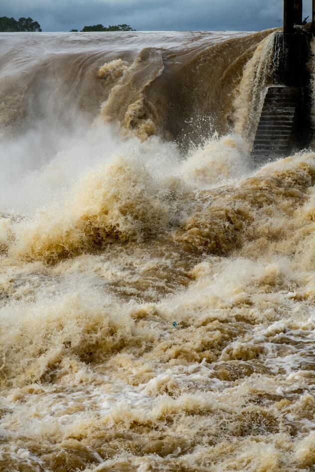 受台风影响海口龙塘大坝洪水爆发