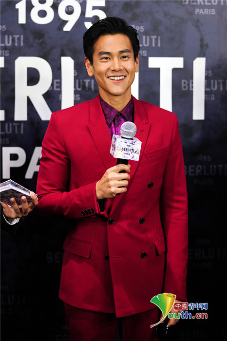 2019年9月4日，上海，彭于晏出席商业活动，他穿一身红色西装，笑容迷人帅出新高度。