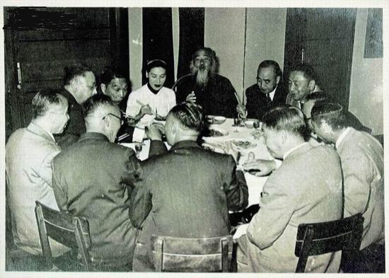 图13。张大千夫妇用拿手“大千菜肴”宴请好友场面