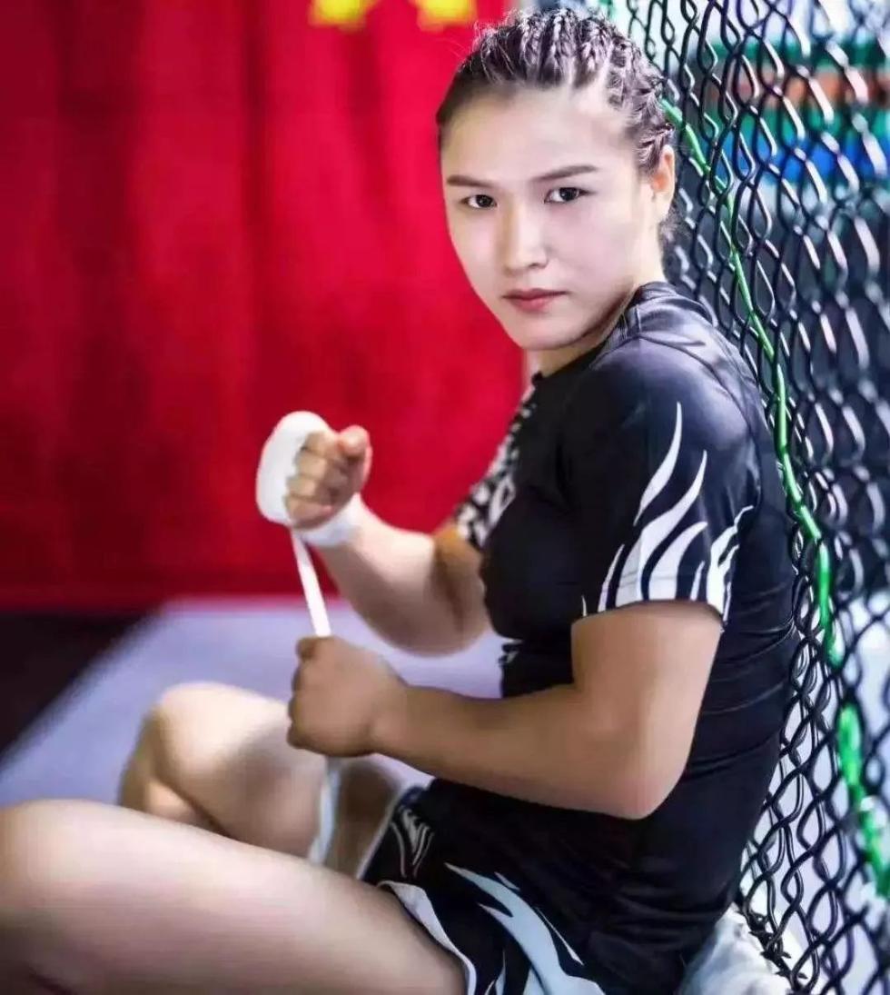 太提气!她用42秒ko对手,成亚洲首个世界冠军,背后故事更感人