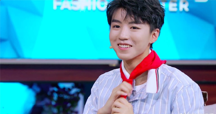 近日，王俊凯着淡蓝色条纹衬衫录节目，在节目中他重戴红领巾，变身正能量少年。