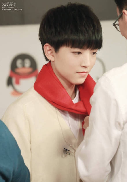 王俊凯早年戴红领巾照片。