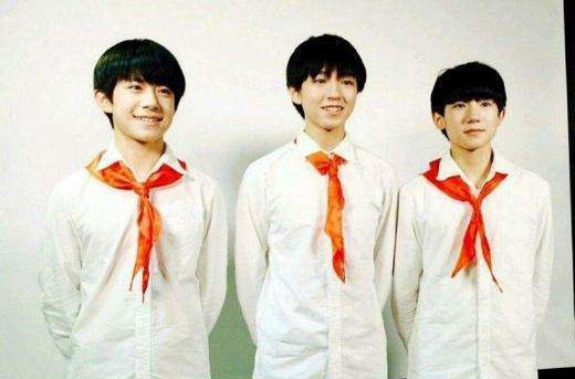 王俊凯早年戴红领巾照片。