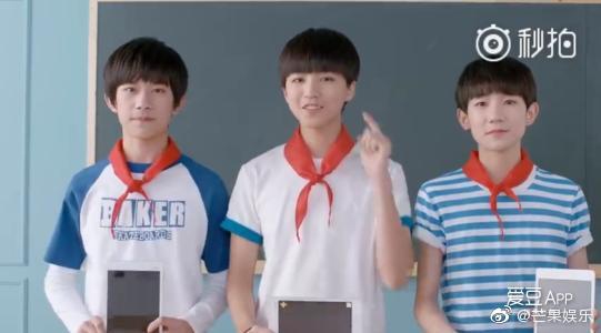 王俊凯早年戴红领巾照片。