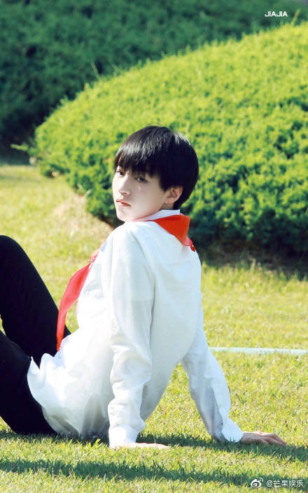 王俊凯早年戴红领巾照片。