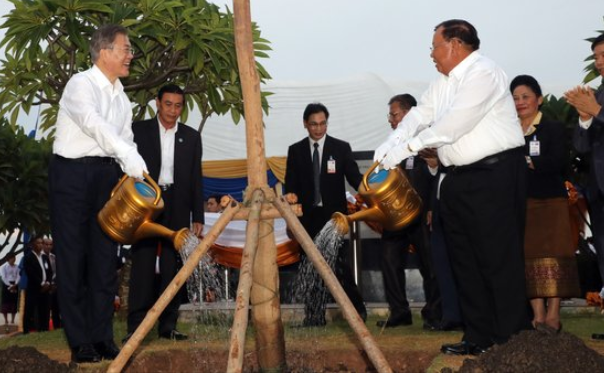 5日，韩国老挝领导人在湄公河边植树（韩联社）