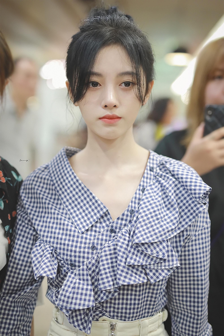 鞠婧祎丸子头现身妆容精致v领衬衫秀锁骨美肌雪白