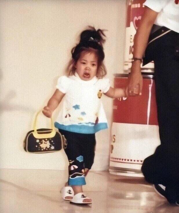 欧阳娜娜童年走秀照。