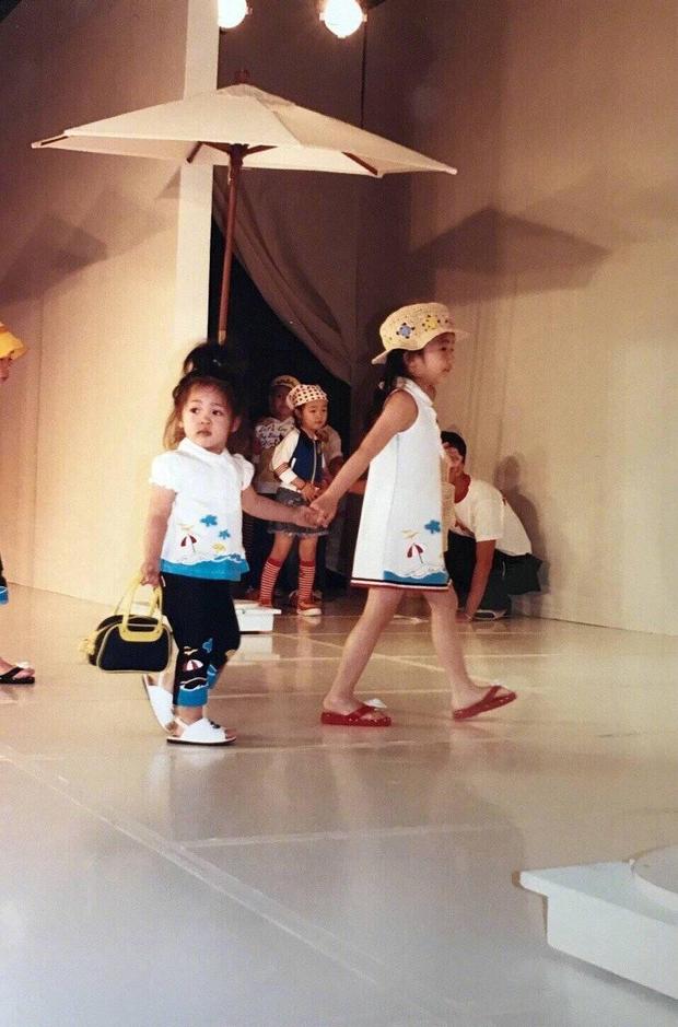 欧阳娜娜与小姐姐牵手走秀。