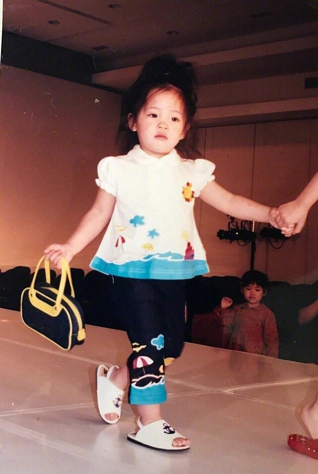 欧阳娜娜提小书包。