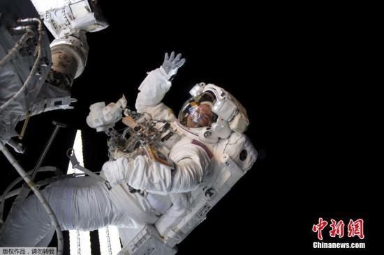 资料图：宇航员在太空行走。