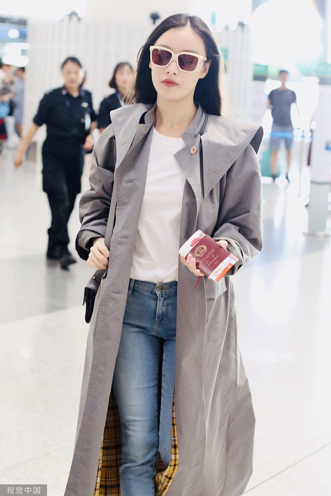 新浪娱乐讯 9月7日，北京，倪妮现身机场，她穿长款风衣英姿飒爽，撩发挥手大笑甜美可爱。