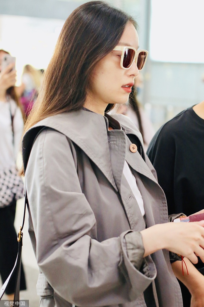 新浪娱乐讯 9月7日，北京，倪妮现身机场，她穿长款风衣英姿飒爽，撩发挥手大笑甜美可爱。