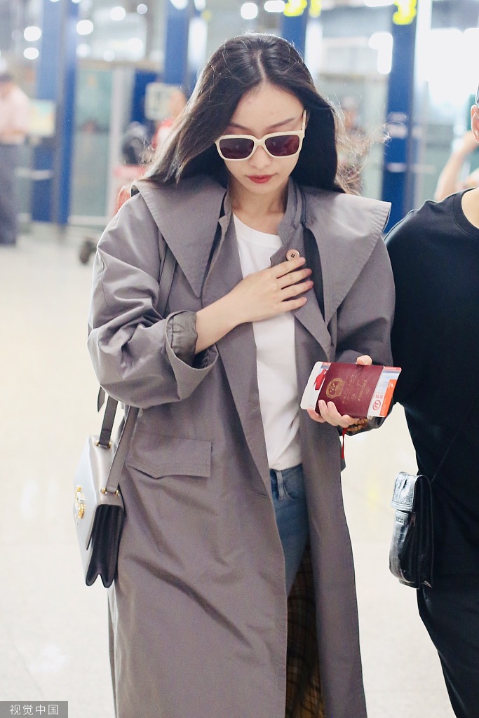 新浪娱乐讯 9月7日，北京，倪妮现身机场，她穿长款风衣英姿飒爽，撩发挥手大笑甜美可爱。