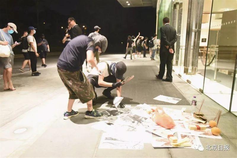 再刷下限!暴徒大闹港警婚礼,现场撒纸钱点蜡烛