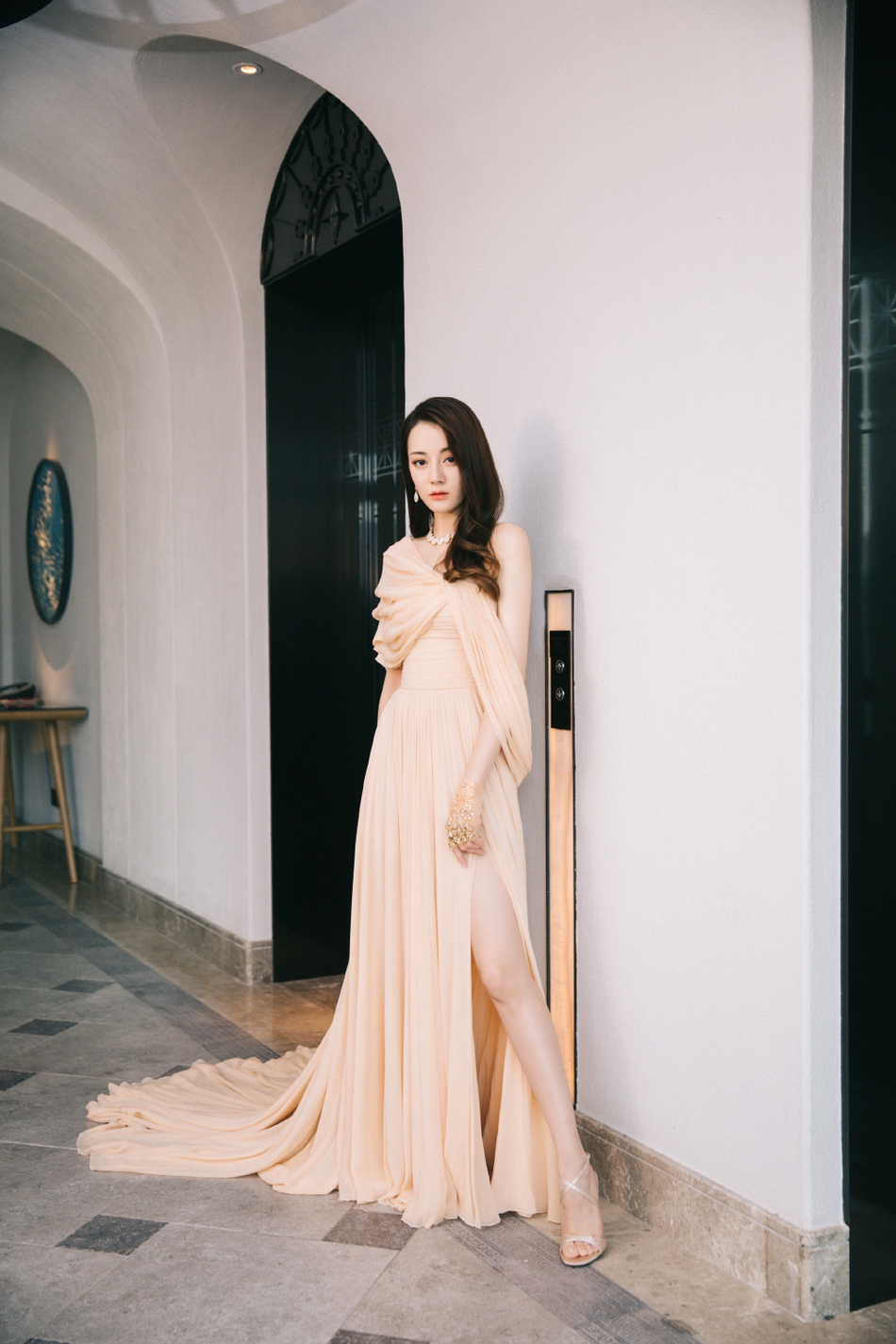 迪丽热巴裸色薄纱礼服飘仙气