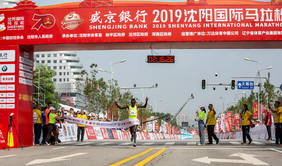 全程马拉松男子第一冲刺瞬间