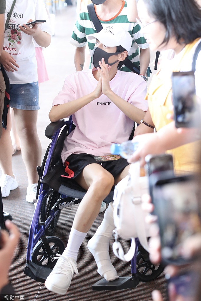 值得注意的是,罗云熙脚上打着绷带坐着轮椅,此前因拍戏受伤的他尽管