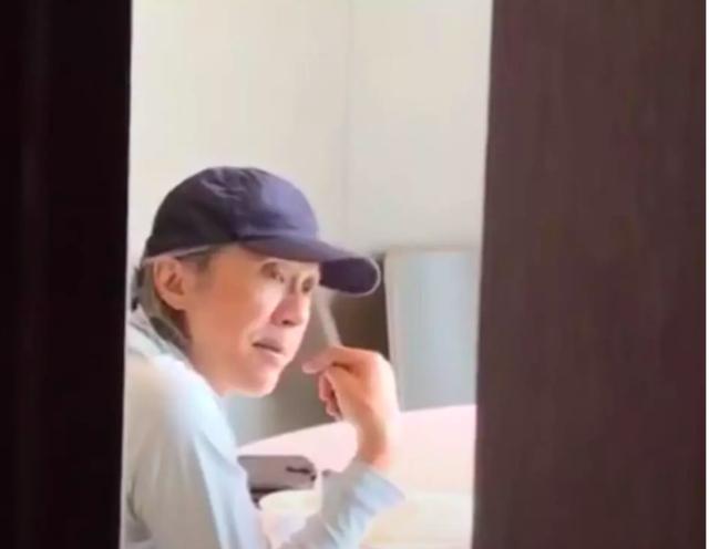 视频中星爷的一头白发十分抢镜，而且看起来星爷消瘦了不少，眼眶凹陷，显得苍老许多。