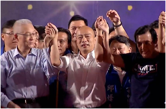马英九(右)参加韩国瑜(中)造势大会。(图片来源:台湾“中时电子报”)