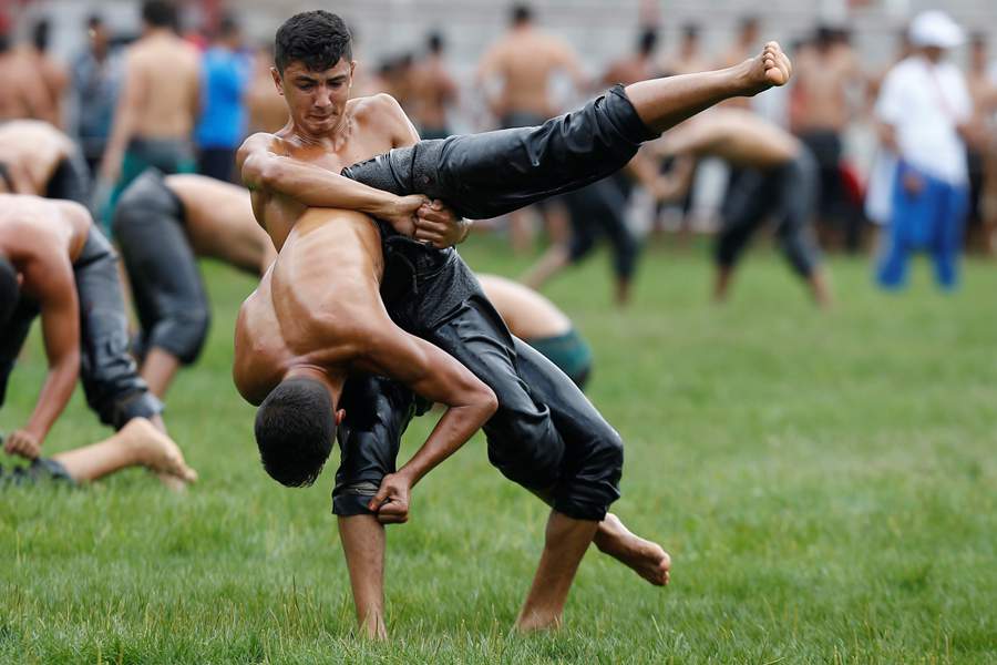 土耳其涂油摔跤比赛举行