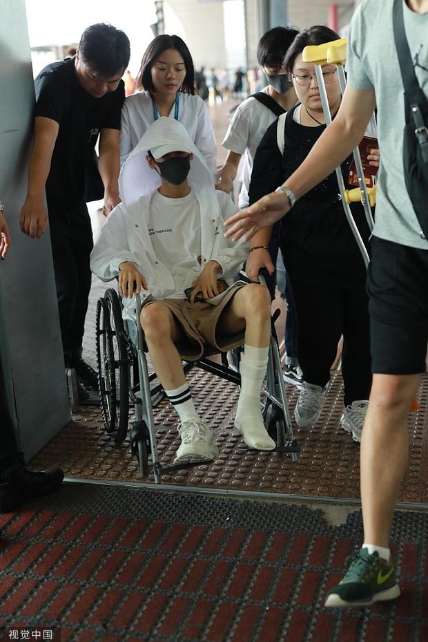 罗云熙脚部受伤打绷带坐轮椅 身材消瘦惹人心疼