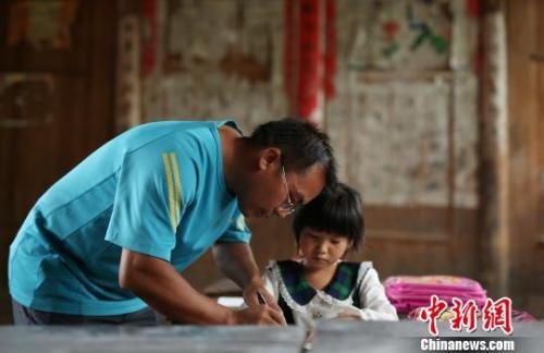 一名老师正在辅导孩子课程 黄晓海 摄
