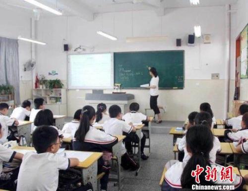 一位腿部受伤的老师坚持上课 陈惠珍 摄