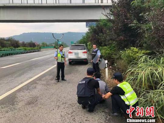民警挡获高速上逆行的车辆及驾驶员。 警方提供
