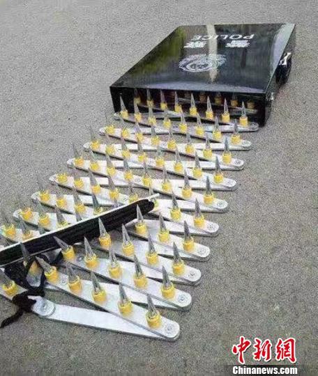 设卡民警使用的破胎截停工具。 警方提供