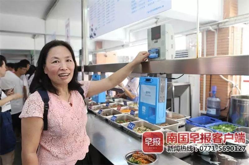 “儿子将考研复习用书留给我,说是我今年考研可以再用,没想到他老妈也一战上岸。”原梦园笑着说。
