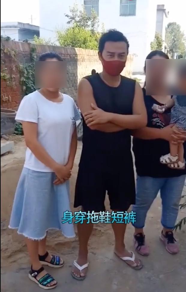视频中，陈志朋全程脚踩白拖鞋。
