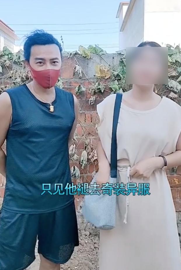 应村民们的要求，陈志朋戴上标志性的红口罩与村民合影。